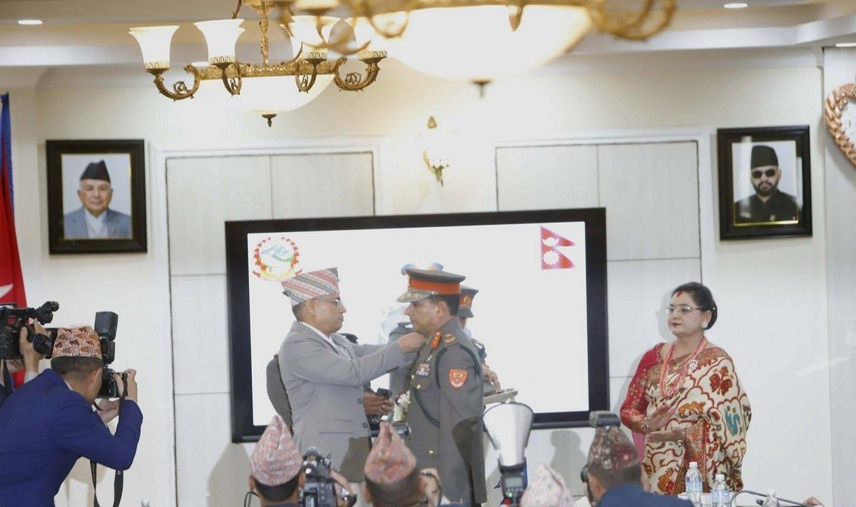 नवनियुक्त आईजी पौडेललाई दर्ज्यानी चिन्ह प्रदान