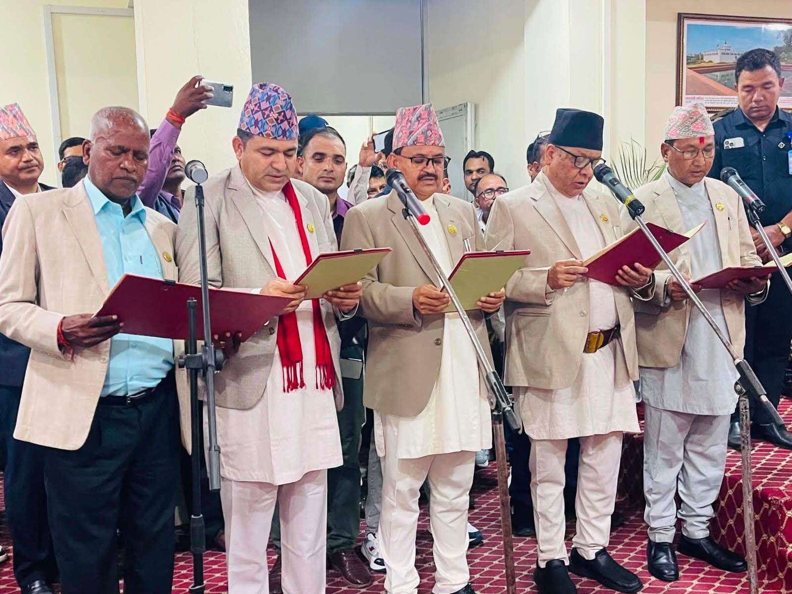 लुम्बिनी प्रदेशका नवनियुक्त मन्त्रीहरूले लिए शपथ
