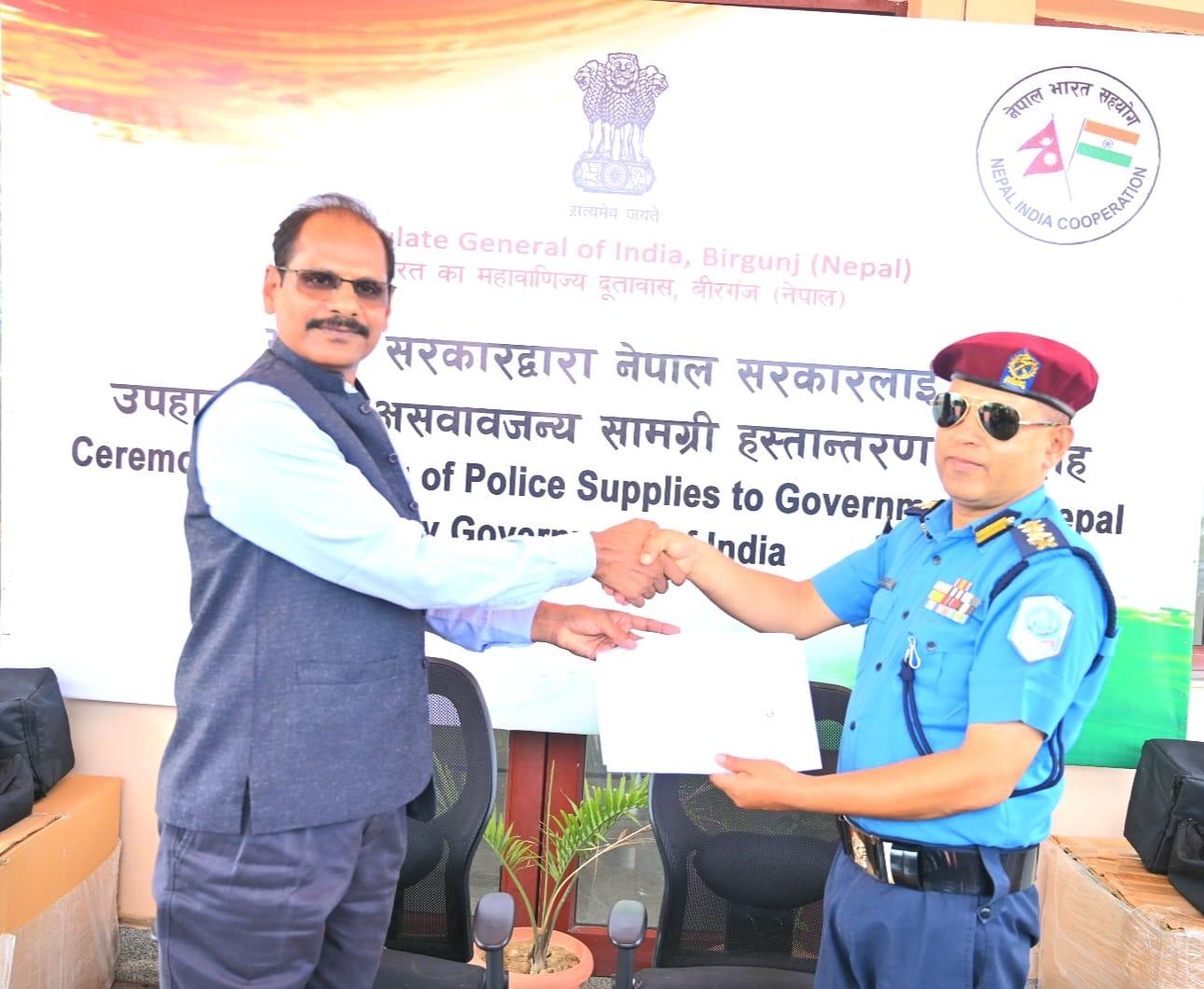 भारतले नेपाल प्रहरीलाई दियो ७ हजारभन्दा बढी सुरक्षात्मक हेलमेट