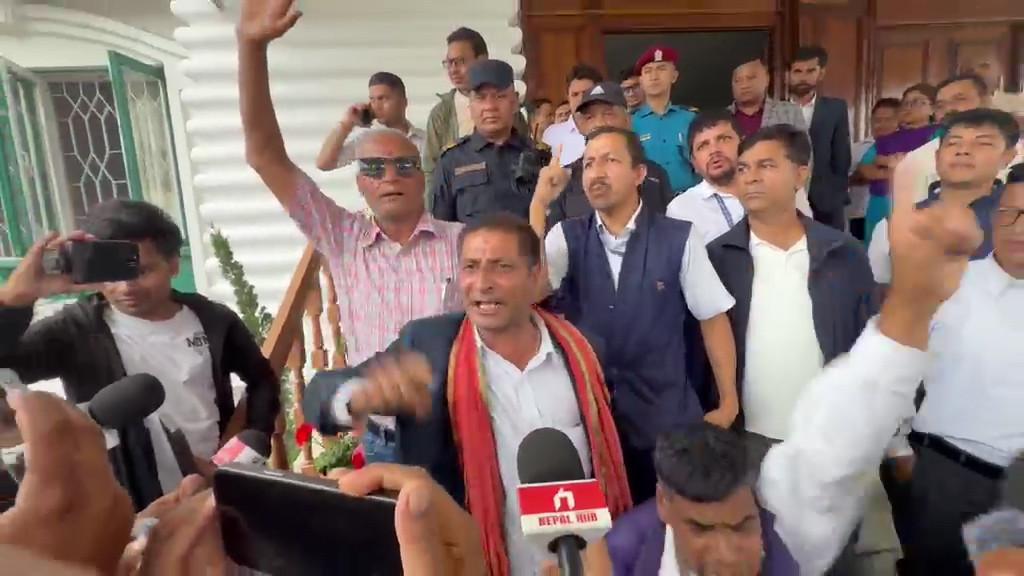 अस्थायी तथा करार कर्मचारीद्वारा अर्थ मन्त्रालयमा धर्ना
