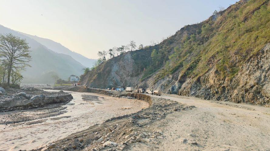 बीपी राजमार्गमा सवारी आवागमन अस्थायी रूपमा बन्द