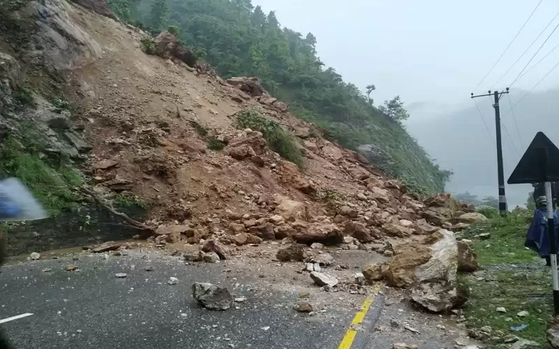 अविरल वर्षाले विभिन्न राजमार्ग अवरुद्ध